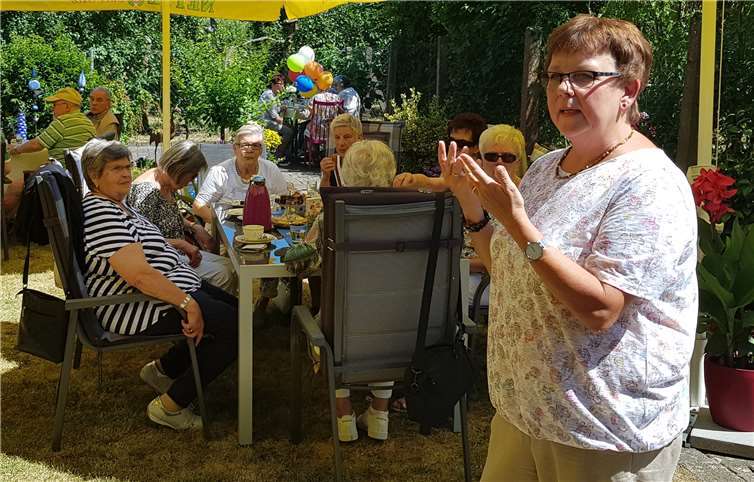 Monika Hetzel (rechts) begrüßte die Teilnehmerdes diesjährigen Sommerfestes mit herzlichen Worten.