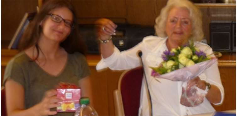 Monika Holland mit ihrer Enkelin. privat