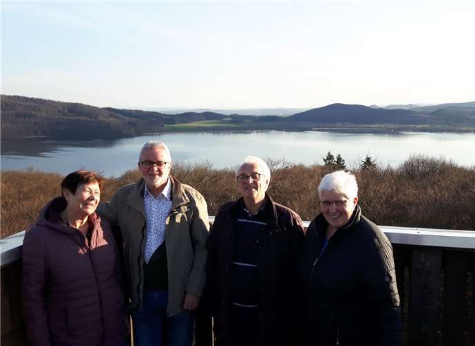 Monika Klee (v.li.), Hans-Heinrich Klöppel, Ernst Degen und Waltraud Roden-Kreutz genießen die Blick vom Lydiaturm über den Laacher See.