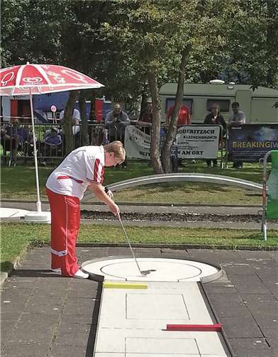 Monika Knetsch an den Stäben.