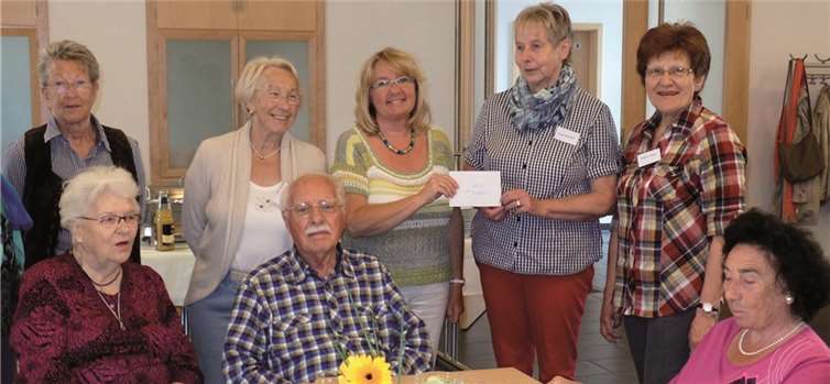 Monika Kortmann (Mitte) überreicht eine Spende an Birgit Rheindorf vom Leitungsteam Mahlzeit. privat