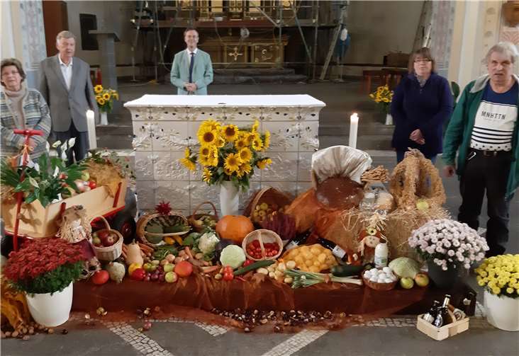 Monika Leinz, Vorsitzender Horst Schmitz, Pfarrer Norbert Missong und Elisabeth und Erich Degen (Ruth Reuter und Hans-Werner Degen sind nicht mit auf dem Foto) vor dem Erntedankaltar. Foto: Elisabeth Schmitz