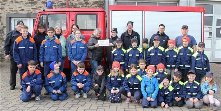 Monika Lichtl überreichte im Beisein von Uschi Mehlem und Monika Seul, alle aktiv im Leitungsteam der kfd-FG Welling, den symbolischen Spendenscheck in Höhe von 300 Euro zur Förderung der Bambini &Jugendfeuerwehr Trimbs-Welling an Anke Reinhold, eine der Betreuenden der Kinder und Jugendlichen. Quelle: kfd - Frauengemeinschaft Welling