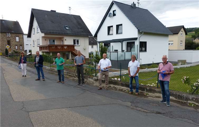 Monika Mattern, Bernhard Merkenich, Uwe Riehl, Martin Dötsch, Thomas Sisterhenn, Peter Roth und Matthias Reif machen an der Ortsdurchfahrt Dreckenach deutlich, dass sich die gemeinsame Arbeit auszahlt.Foto: privat