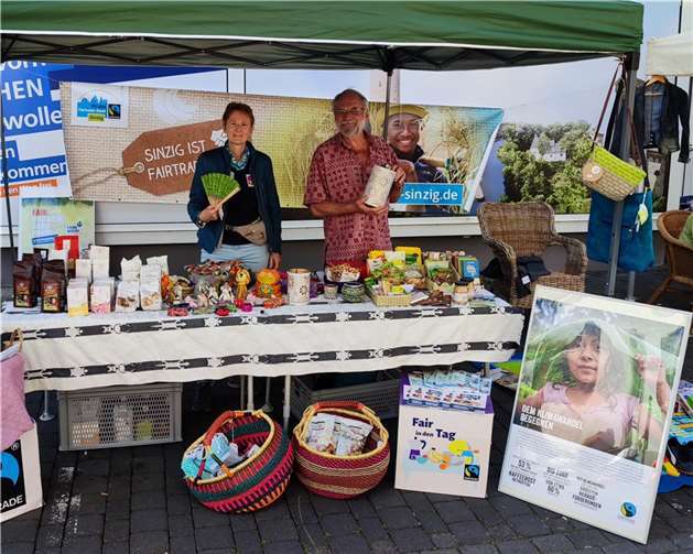 Monika Mombauer, Renate Adams und Rudi Kirwald vom Förderverein Fairer Handel Sinzig e.V. Foto: Gerhard Adams