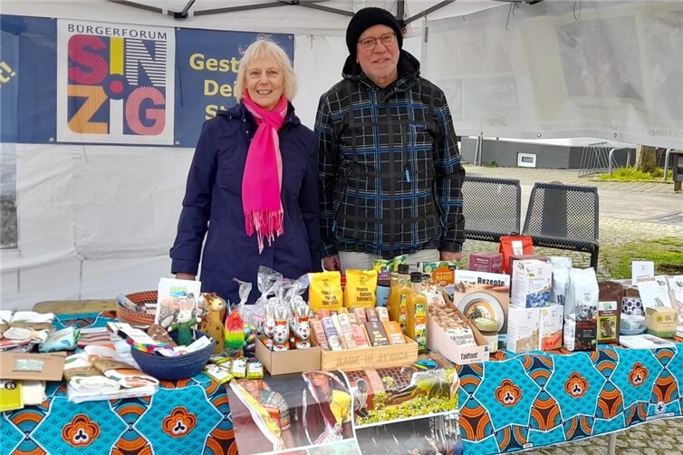 Monika Mombauer und Rudi Kirwald am Fairtrade-Stand beim Sinziger Frühlingserwachen
