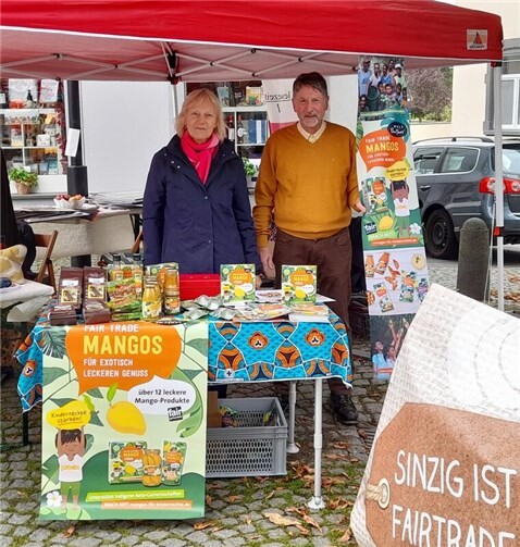 Monika Mombauer und Winfried Bleffert am Fairen Mango-Stand der Fairtrade-Gruppe Sinzig.  Foto: Sigrid Saak