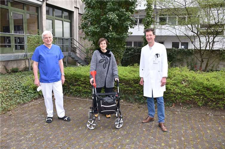 Monika Rasen hat 3.000 Euro zugunsten des Zentrums für Querschnittlähmung an das Ev. Stift gespendet. Der Zentrumsleiter Dr. Andreas Hildesheim (re.) und sein Vorgänger Walter Ditscheid bedankten sich bei ihr. Quelle: Gemeinschaftsklinikum Mittelrhein