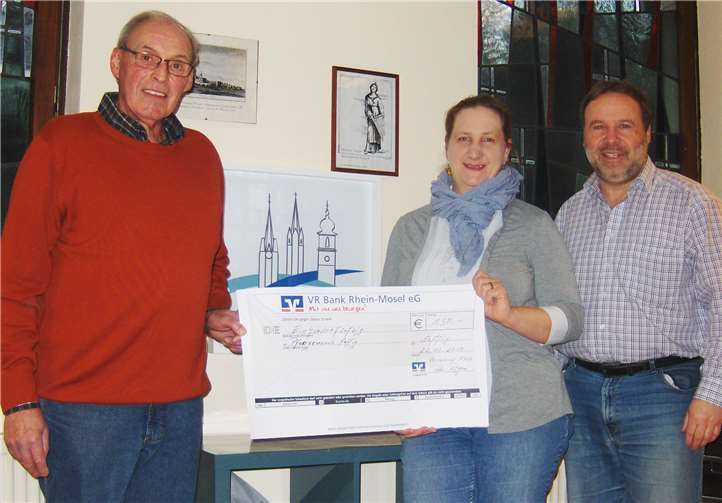 Monika Sattler nahm die Spende zur Ausgestaltung des Dreikönigssaals von den Herren Röttgen und Kretzer der FWG Saffig entgegen. FWG Saffig