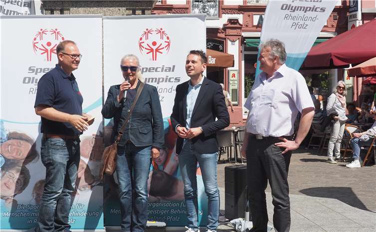 Monika Sauer, David Langner undProf. Dr. Burghard Schappert bei der Begrüßung.