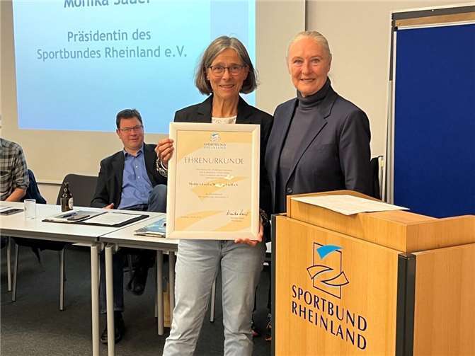Monika Sauer, Präsidentin des Sportbundes Rheinland e.V. (re.) gratulierte und überreichte der Vorsitzenden Christiane Magiros eine Ehrenurkunde zum 25. Vereinsjubiläum.