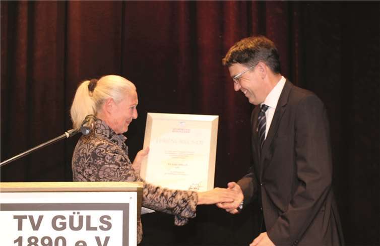 Monika Sauer als Vertreterin des Sportbundes Rheinland ehrte den TV Güls und überreichte Johannes Ganser die Urkunde.Denny Blank