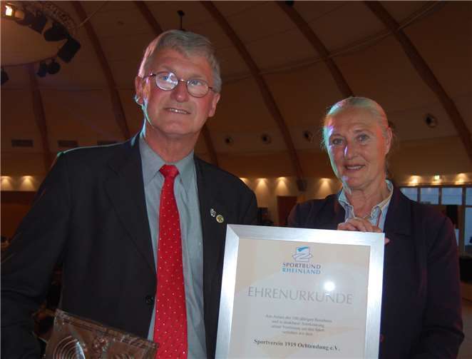 Monika Sauer hatte für den Vorsitzenden Lothar Kalter die Ehrenurkunde des Sportbunds Rheinland und die Ehrenplakette des Landessportbunds Rheinland-Pfalz mitgebracht.