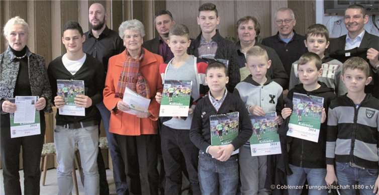 Monika Sauer (l.) und Michael Horne (hinten r.) mit den Vereinsjubilaren und ausgezeichneten Sportlern.privat
