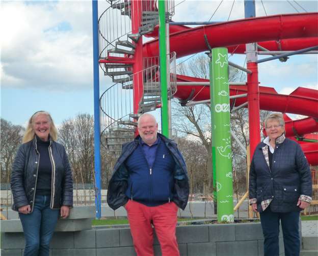 Monika Sauer (li.), Eitel Bohn und Anne Schumann-Dreyer im Freibad Oberwerth.Quelle: CDU-Ratsfraktion Koblenz