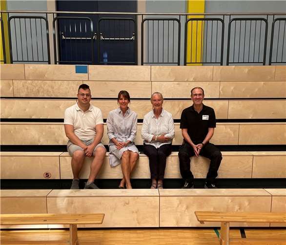 Monika Sauer, sportpolitische Sprecherin und Ratsmitglied der CDU besichtigt gemeinsam mit Vertretern des Zentralen Gebäudemanagements, Michael Golz, Susanne von Wnuk-Lipinski und Micheal Schneider die Tribüne.  Foto: CDU-Ratsfraktion