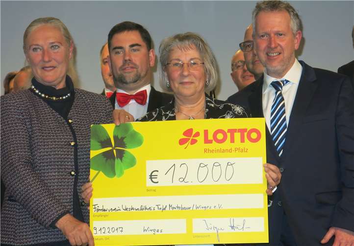 Monika Sauer übergibt den Scheck über 12.000 Euro an Roswitha v. Piotrovski und Alexander Schnupp.