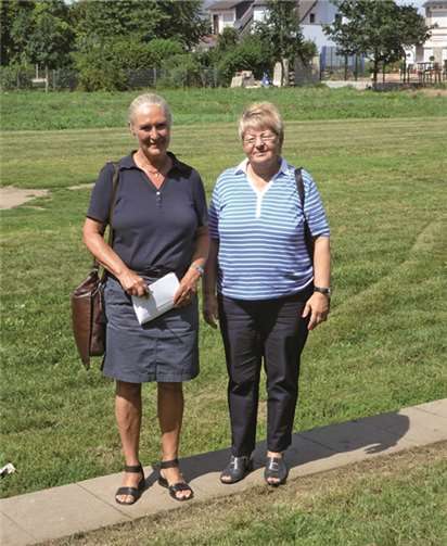 Monika Sauer und Anne Schumann-Dreyer wünschen sich, dass dieser Freischnitt zweimal jährlich automatisch durchgeführt wird.  privat