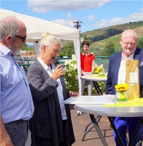 Monika Sauer verlas die Ehrenurkunde des Sportbundes. Alfred Spies (li.) nahm sie anschließend als Vorsitzender des TC Treis in Empfang.