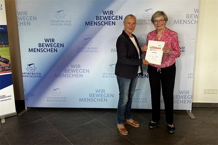 Monika Sauer verleiht Ursula Koep die Urkunde zum Bestehen des 50. Deutschen Sportabzeichens.