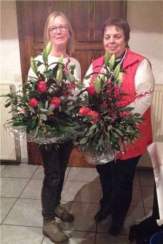 Monika Schmitz und Gretel Stoll freuten sich über einen tollen Blumenstrauß. privat