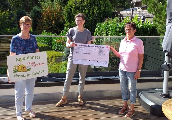 Monika Schneider und Irmgard Kohzer übergaben einen Scheck an Ina Rohlandt. Foto: privat