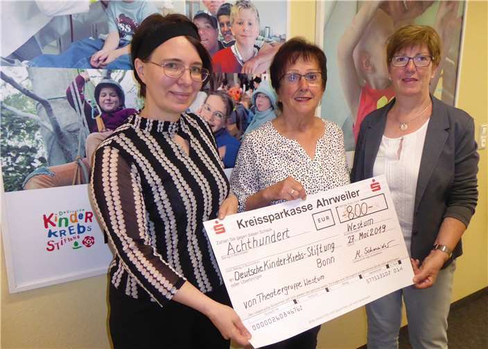 Monika Schneider und Irmgard Kohzer überreichten den Spendenscheck. Foto: privat