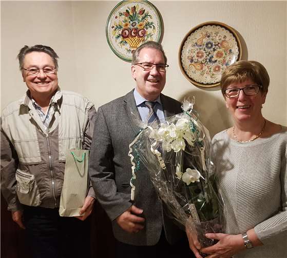 Monika Schneider und Lorenz Degen (links) wurden vom Vorsitzenden Hans-Lambert Lohmer für ihre Treue geehrt.Foto: Wolfgang Kistner