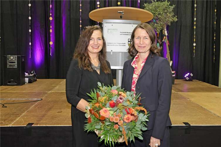 Monika Schüller-Diewald mit Landrätin Cornelia Weigand.Foto:Werner Dreschers