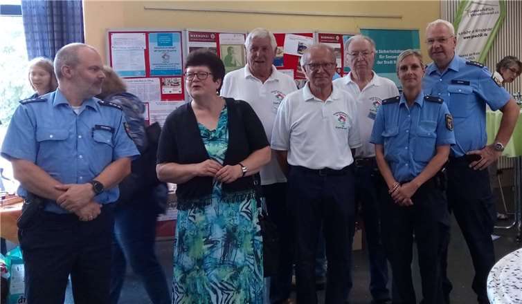 Monika Schulz, Leiterin des Neuwieder Ordnungsamtes, sprach mit einigen Neuwieder Seniorensicherheitsberatern, die von der Polizei ausgebildet werden.Privat