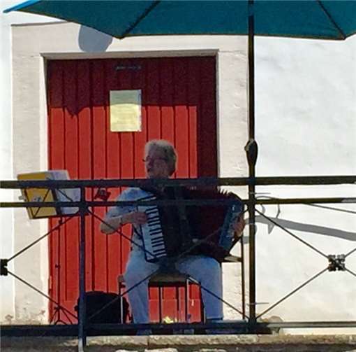 Monika Thelen beim Musizieren.