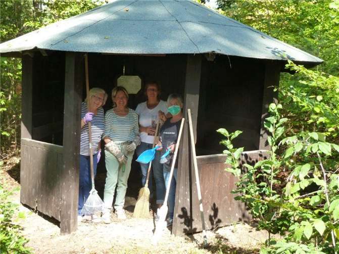 Monika Trülzsch, Tina Noll, Monika Neuser und Krystyna Klöters säubern die Wanderhütten in der Region. Foto: privat