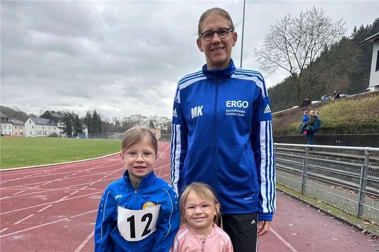 Monika Vogt gemeinsam mit Leni und Ella Flöck. Foto: SV Urmitz