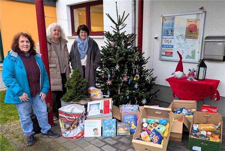 Monika Weber, Petra Endres und Leitung Ruth Evers der Kath. KiTa St. Martin, Ochtendung bei der Übergabe der Spenden.  Foto: Dietmar Barth