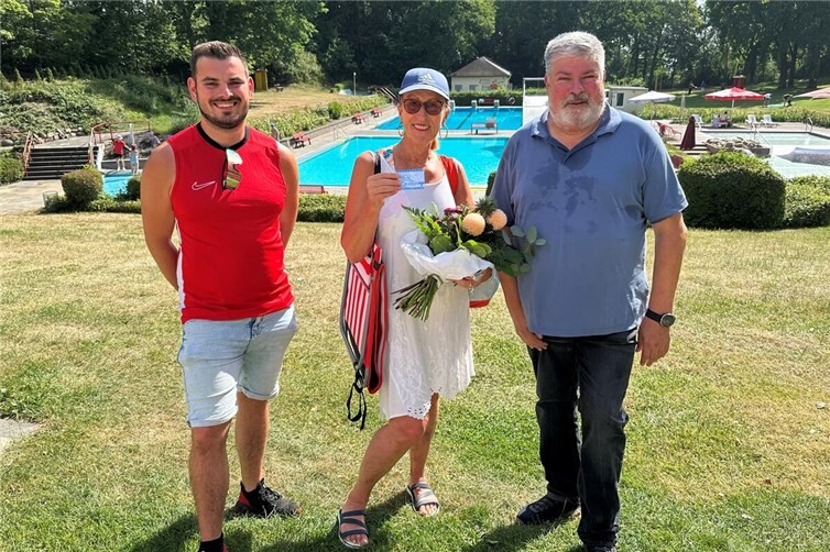 Monika Weh aus Polch war die 10.000 Besucherin des Vulkanbads in der Freibadsaison 2026. Es gratulierten Stadtbürgermeister Achim Grün (rechts) und Badbetriebsleiter Lukas Mohr. 