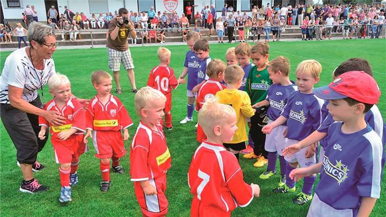 Monika Wildner hier mit den Fußballkindern beim obligatorischen Handschlag.
