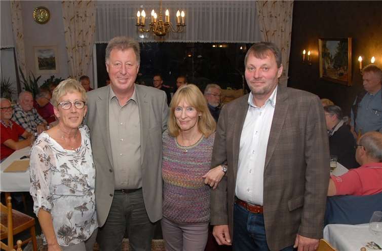 Monika und Horst Rasbach mit den Vorsitzenden der SPD Ortsvereine Cécile Kroppach und Guido Kern (v.li.n.re.). Foto: privat