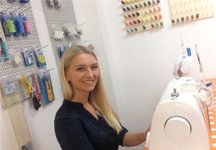 Monique Küchmann, gelernte Modedesignerin mit langjähriger Berufserfahrung, bietet alles rund um das Thema „Nähen und Sticken“ an. Privat
