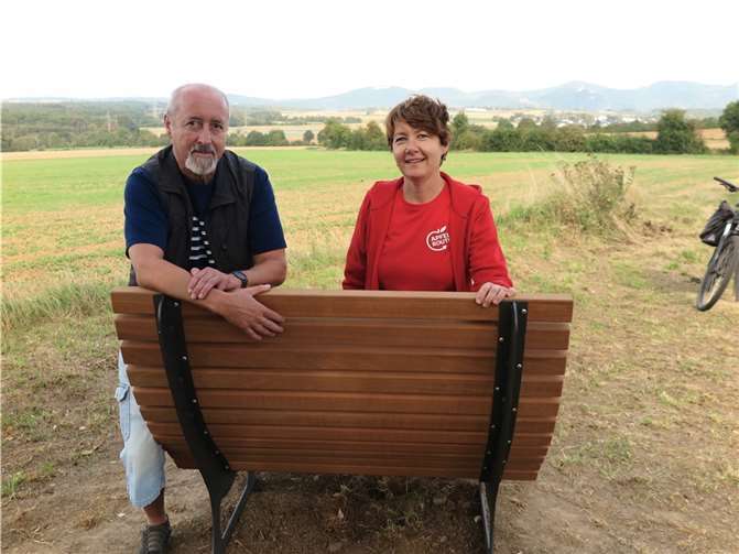 Monique Lebahn (RVT) freut sich mit Dieter Hering-Schacht über die neue Bank zur Erinnerung an dessen Frau, die Wachtberger Autorin Andrea Schacht, an dieser schönen Aussichtsstelle. Foto: Gemeinde Wachtberg/mm)