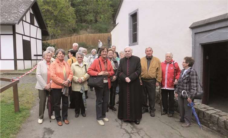 Monsignore Josef Schrupp, früher Pfarrer in Eich, begrüßte die Pilgergruppe. privat
