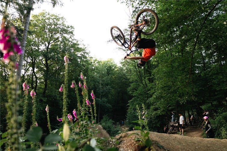 Monster Energy Athlet Eddie Reynolds aus den USA beim Rückwärtssalto