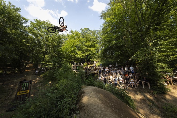 Monster Energy Athlet Lukas Schäfer im Bikepark Boppard bei Backyard Battle 