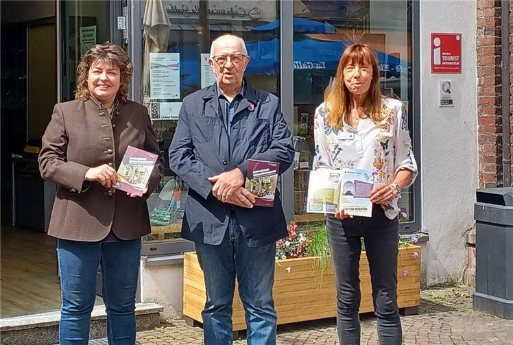 „Montabäurer Merkwürdigkeiten“ heißt das neue Booklet, das der Autor und Geschichtensammler Bernd Schrupp (Mitte) sich ausgedacht hat. Bei der Umsetzung haben ihn Stadtbürgermeisterin Melanie Leicher als Herausgeberin (links) und Karin Maas als Leiterin der Tourist-Info unterstützt. Foto: VG Montabaur / Christina Weiß