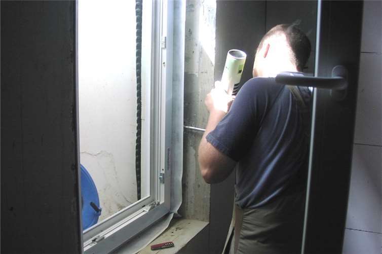 Montageschaum reicht beim Einbau neuer Fenster nicht aus - der Rahmen muss luftdicht in der Leibung verklebt werden.VZ RLP