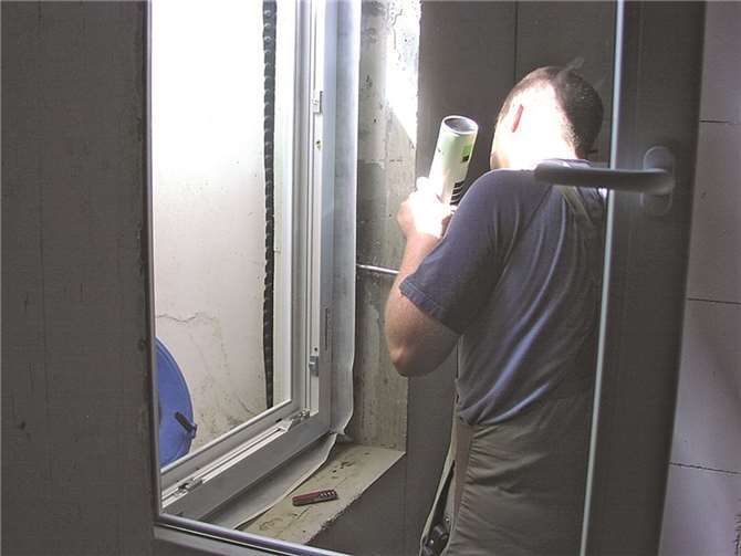 Montageschaum reicht beim Einbau neuer Fenster nicht aus, der Rahmen muss luftdicht in der Laibung verklebt werden.VZ RLP