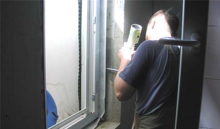 Montageschaum reicht beim Einbau neuer Fenster nicht aus – der Rahmen muss luftdicht in der Leibung verklebt werden.VZ RLP