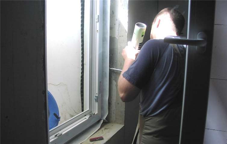 Montageschaum reicht beim Einbau neuer Fenster nicht aus – der Rahmen muss luftdicht in der Laibung verklebt werden. VZ RLP