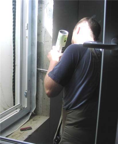 Montageschaum reicht beim Einbau neuer Fenster nicht aus – der Rahmen muss luftdicht in der Leibung verklebt werden.Foto: VZ RLP