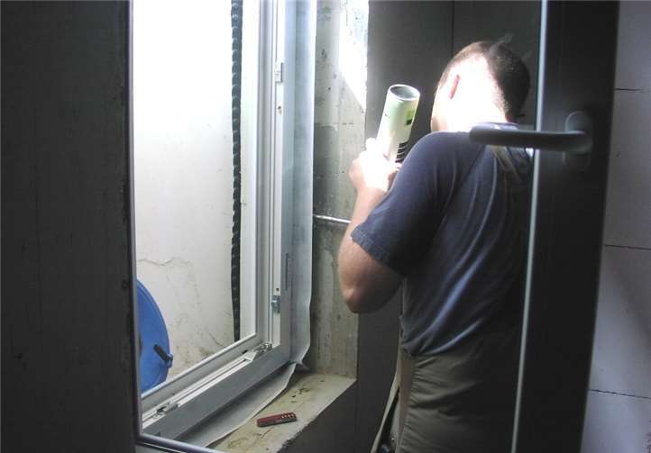 Montageschaum reicht beim Einbau neuer Fenster nicht aus – der Rahmen muss luftdicht in der Leibung verklebt werden.Foto: VZ RLP