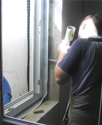 Montageschaum reicht beim Einbau neuer Fenster nicht aus – der Rahmen muss luftdicht in der Leibung verklebt werden. Foto: VZ RLP
